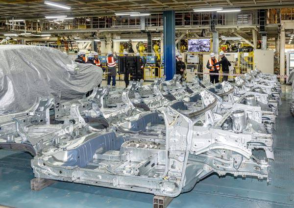 용접 공정을 끝낸 차체 하판이 놓여 있는 모습.   이원준 기자