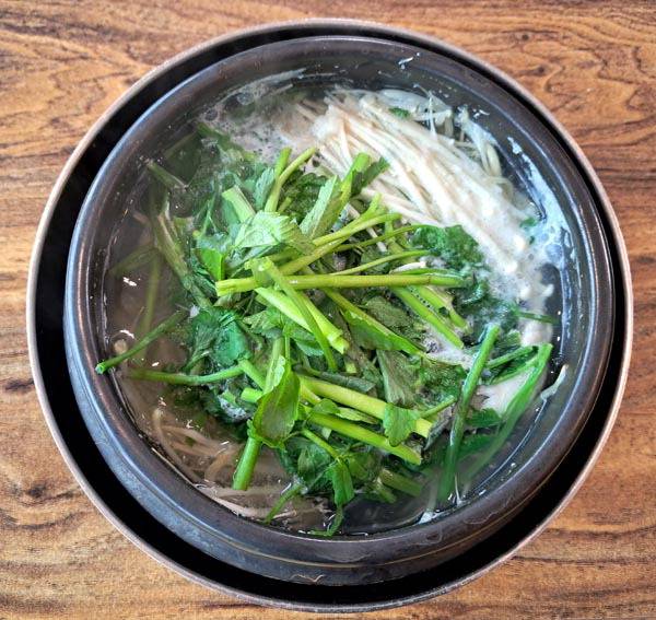 뜨끈하게 끓인 밀복국. 숙취 해소에 최고의 해장국이다.