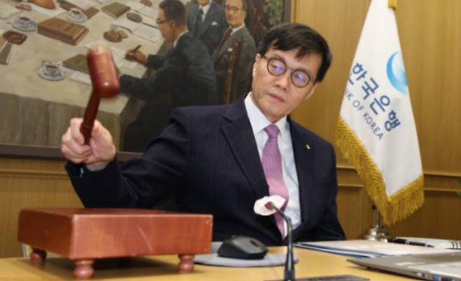 이창용 한국은행 총재가 지난달 16일 오전 서울 중구 한국은행에서 열린 금융통화위원회에서 개회를 알리는 의사봉을 두드리고 있다. 사진공동취재단