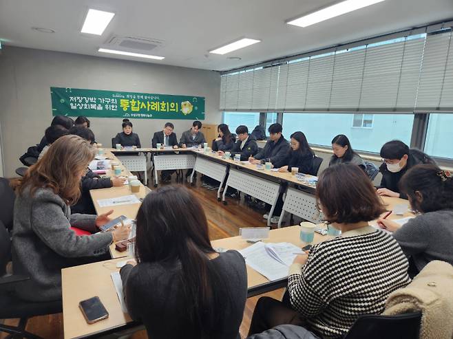 수성구청이 저장강박 가구의 일상 회복을 지원하기 위한 통합사례회의를 열었다. 수성구청 제공