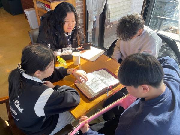 거룩한빛광성교회가 다음세대 선교사를 파송한 경기도 연천 노곡교회 교회학교 아이들이 소모임을 하는 모습. 거룩한빛광성교회 제공