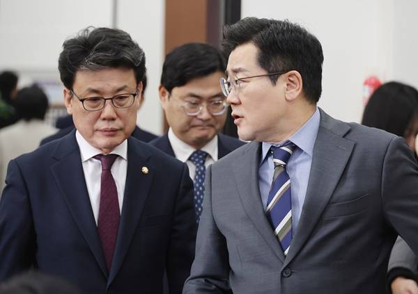 더불어민주당 박찬대 원내대표, 진성준 정책위의장이 18일 국회에서 열린 원내대책회의에 참석하고 있다. 연합뉴스