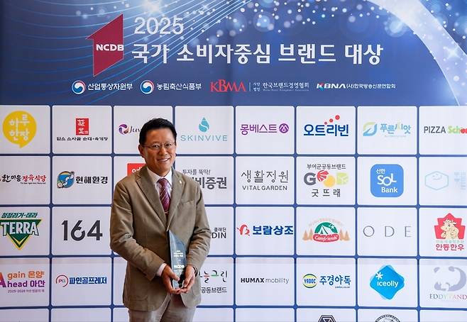 김기태 보람상조라이프 대표가 ‘202 5국가 소비자 중심 브랜드 대상’에서 수상한 뒤 기념촬영을 하고 있다. [사진 제공=보람그룹]