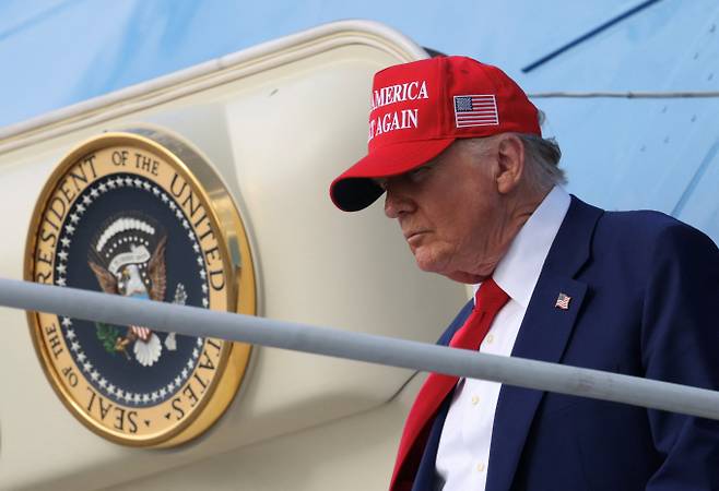 도널드 트럼프 행정부가 해고한 직원 일부에게 복귀를 제안했다. 사진은 도널드 트럼프 미국 대통령이 지난 16일(현지시각) 미국 플로리다주 팜비치에 도착한 모습. /사진=로이터