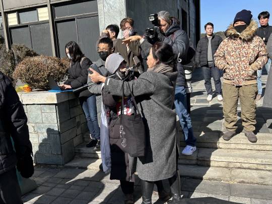 17일 서울 관악구 서울대에 열린 탄핵 찬·집회에 유튜버들이 생방송을 하며 반대 측 시위대에 고성을 지르고 있다. 이재희 기자