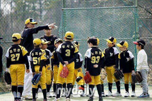 남양주야놀 유소년야구단 선수들이 오종석(왼쪽에서 두 번째) 코치에게 지시를 받고 있다.