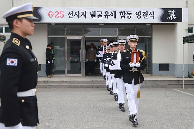 [원주=뉴시스] 육군 36사단 장병들이 백호강당에서 열린 6·25 전사자 발굴유해 영결식에서 유해를 운구하고 있다.  (사진=육군 제36보병사단 제공) 2024.11.14. photo@newsis.com  *재판매 및 DB 금지