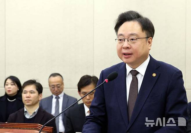 [서울=뉴시스] 조성봉 기자= 조규홍 보건복지부 장관이 18일 오전 서울 여의도 국회에서 열린 보건복지위원회 전체회의에서 업무보고를 하고 있다.  2025.02.18. suncho21@newsis.com