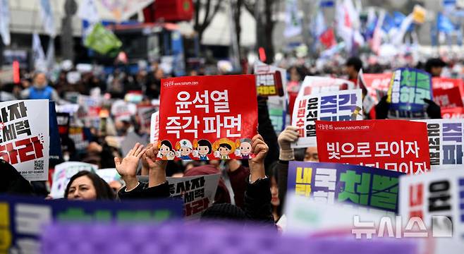 [광주=뉴시스] 김혜인 기자 = 15일 오후 광주 동구 금남로와 5·18민주광장 일대에서 열린 윤석열 정권 즉각 퇴진·사회대개혁 광주비상행동 주관 광주시민총궐기대회에 참석한 시민들이 대통령 탄핵 촉구 손팻말을 들어올리고 있다. 2025.02.15. hyein0342@newsis.com