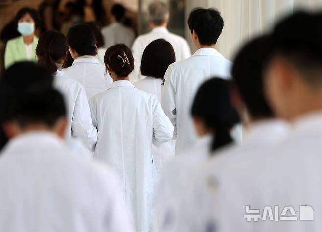 [서울=뉴시스] 홍효식 기자 = 18일 서울 시내 한 대학병원에서 의료진들이 이동하고 있다. 2025.02.18. yesphoto@newsis.com