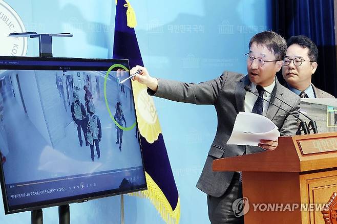 (서울=연합뉴스) 김주성 기자 = 더불어민주당 소속 '윤석열 정부의 비상계엄 선포를 통한 내란 혐의 진상규명 국정조사특별위원회' 한병도 의원 등이 16일 서울 여의도 국회 소통관에서 비상계엄 당시 계엄군의 국회 단전 조치 모습이 담긴 CCTV 영상을 공개하고 있다. 2025.2.16 utzza@yna.co.kr 연합뉴스