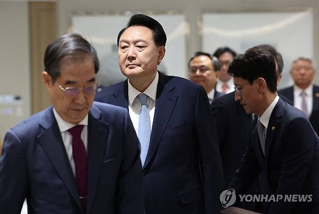 (서울=연합뉴스) 진성철 기자 = 윤석열 대통령이 지난해 4월 16일 서울 용산 대통령실 청사에서 열린 국무회의에 한덕수 국무총리와 함께 입장하는 모습 [연합뉴스 자료사진] 연합뉴스