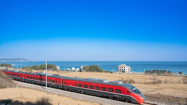강원 강릉에서 부산까지 동해안 권역을 잇는 동해선 철도가 지난 1일 첫 운행에 나섰다. 연합뉴스