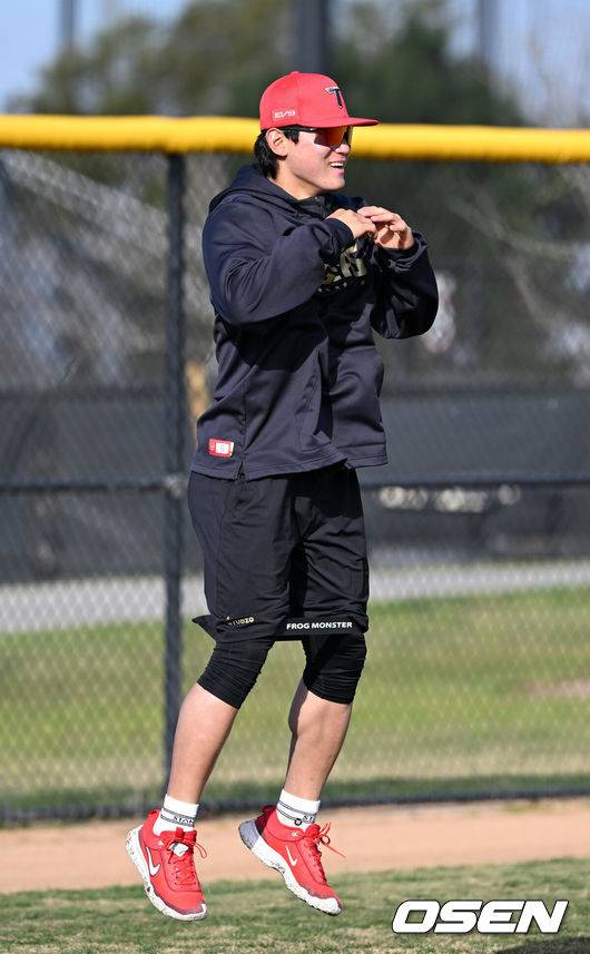[OSEN=어바인(미국), 이대선 기자] 11일(한국시간) 미국 캘리포니아주 어바인 그레이트파크 베이스볼 컴플렉스에서 KIA 타이거즈의 1차 스프링캠프가 진행됐다. KIA 선수단은 오는 18일 미국에서 출발해 19일 인천으로 입국한 뒤 20일에 일본 오키나와로 건너가 21일부터 3월 4일까지 킨 구장에서 본격적인 실전을 치른다. KIA 김도영이 스트레칭을 하고 있다. 2025.02.11 / sunday@osen.co.kr