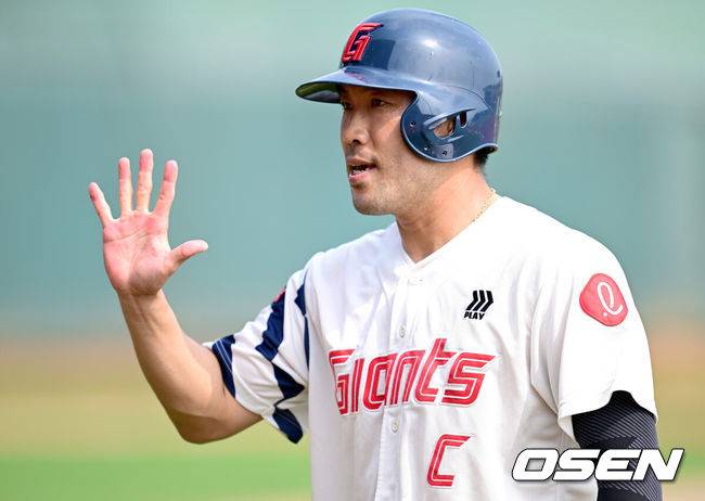 [OSEN=타이난(대만), 최규한 기자] 프로야구 롯데 자이언츠가 18일(한국시간) 대만 타이난 아시아-태평양 국제야구센터에서 진행된 2025 시즌 스프링캠프에서 구슬땀을 흘렸다. 이날 롯데는 대만 프로야구팀 중신 브라더스와 연습경기를 가졌다.롯데 전준우가 타점을 올린 뒤 동료들과 인사를 나누고 있다. 2025.02.18 / dreamer@osen.co.kr