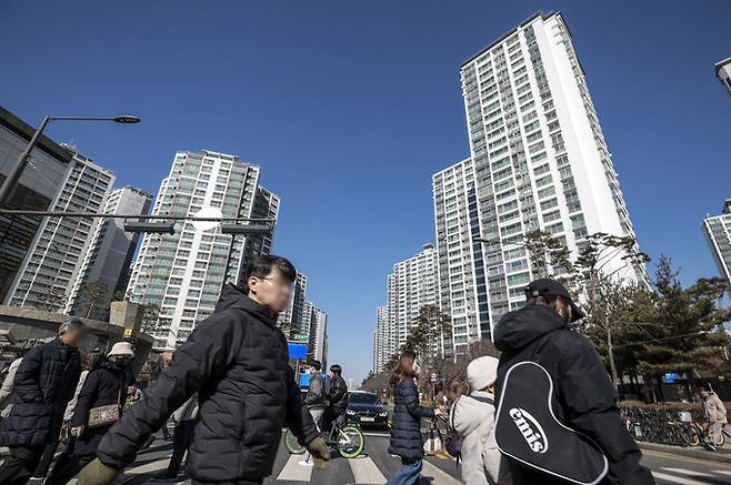 서울의 한 대단지 아파트 사이로 시민들이 이동하고 있다. 뉴시스