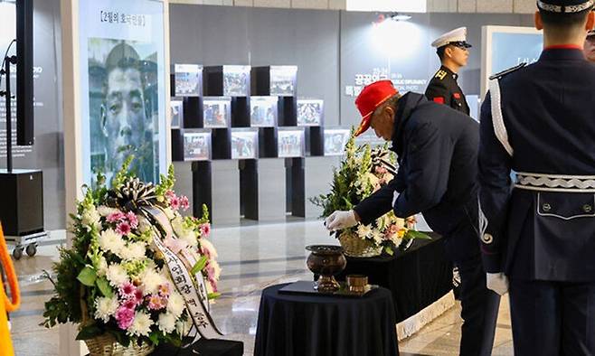 전쟁기념사업회가 ‘2월의 호국인물’로 선정한 이학현 해병대 병장의 현양 행사가 14일 서울 용산 전쟁기념관에서 열린 가운데 고인의 동생인 이교현씨가 영정에 분향하고 있다. 이 병장은 1967년 베트남 전쟁에서 뛰어난 무공을 세우고 전사했다. 전쟁기념사업회 제공