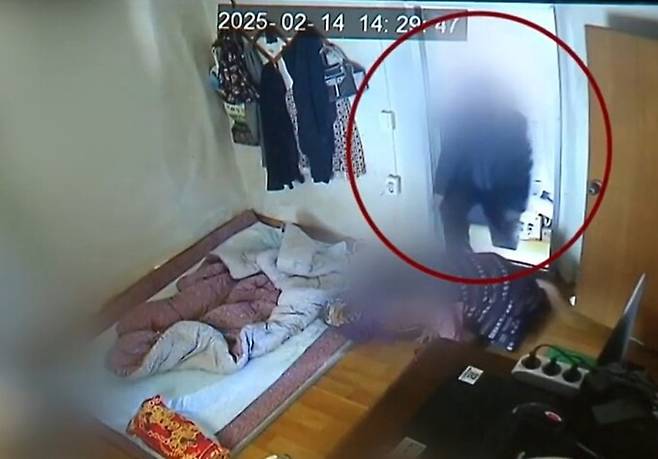 B씨를 밀치고 집 안으로 들어오고 있는 A씨의 모습.&nbsp;대구MBC 캡처