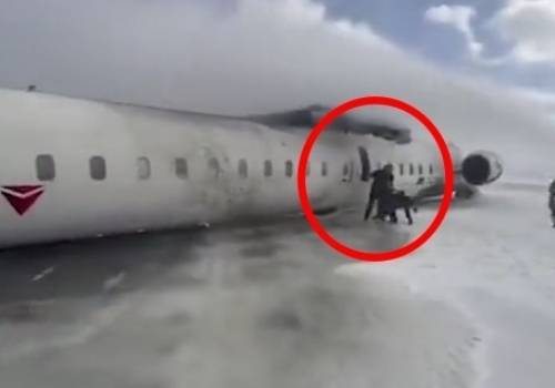 17일(현지시간)  오후 2시 45분경 미국 미니애폴리스에서 출발한 델타항공 자회사 엔데버에어 여객기(4819편)가 캐나다 토론토 피어슨 국제공항 활주로에 착륙하는 과정에서 사고가 발생했다. 사진은 뒤집힌 동체에서 걸어 나오는 생존자들. 엑스 영상 캡처