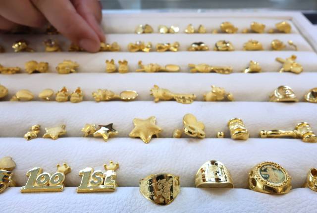 서울 종로의 한 귀금속 전문점에 다양한 중량의 금반지가 진열돼 있다. / 연합뉴스