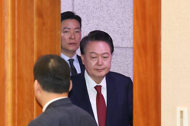 윤석열 대통령이 1월21일 오후 서울 종로구 헌법재판소에서 열린 탄핵심판 3차 변론에 김성훈 대통령 경호처 차장의 경호를 받으며 출석하고 있다. ⓒ연합뉴스