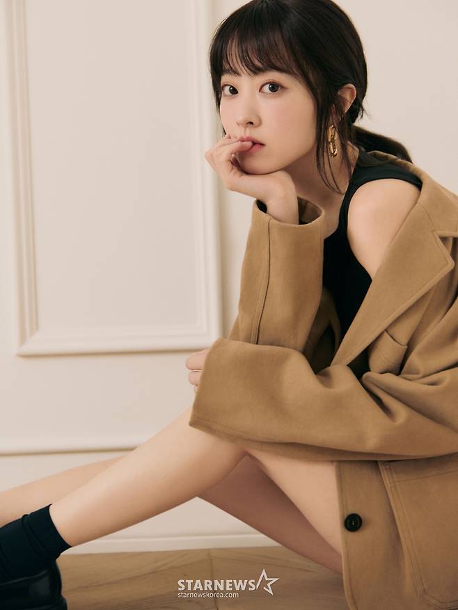 배우 박보영이 18일 오전 서울 종로구의 한 카페에서 진행된 넷플릭스 시리즈 '멜로 무비' 관련 인터뷰를 위해 포즈를 취하고 있다.  박보영은 극 중 영화를 싫어했지만 영화감독이 된 '김무비' 역을 맡아 한층 더 깊어진 연기를 선보인다.  '멜로무비'는 사랑도 하고 싶고 꿈도 이루고 싶은 애매한 청춘들이 서로를 발견하고 영감이 되어주며 각자의 트라우마를 이겨내는 영화 같은 시간을 그린 로맨스. / 사진제공=넷플릭스 /사진=김창현 chmt@