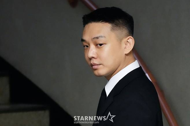 (서울=뉴스1) 임세영 기자 = 마약 투약 혐의를 받는 배우 유아인(본명 엄홍식)이 3일 오후 서울 서초구 서울중앙지법에서 열린 1심 선고 공판에 출석하고 있다.   유아인은 지난 2020년 9월부터 2022년 3월까지 미용 시술을 위한 수면 마취를 가장하는 방식 등으로 181차례에 걸쳐 프로포폴 등을 상습 투약한 혐의를 받고 있다. (공동취재) 2024.9.3/뉴스1  Copyright (C) 뉴스1. All rights reserved. 무단 전재 및 재배포,  AI학습 이용 금지. /사진=(서울=뉴스1) 임세영 기자