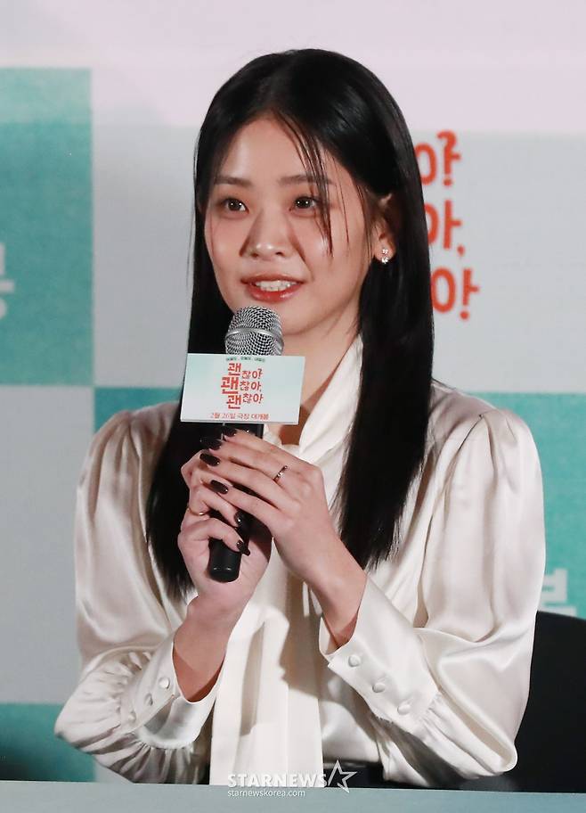 배우 정수빈이 18일 오후 서울 CGV용산아이파크몰에서 진행된 영화 '괜찮아, 괜찮아, 괜찮아'(감독 김혜영) 언론배급시사회 및 기자간담회에 참석해 질문에 답하고 있다.  혼자서는 서툴지만 함께라서 괜찮은 이들이 서로의 행복을 찾아가는 이야기 '괜찮아, 괜찮아, 괜찮아'는 오는 26일 개봉한다. /2025.02.18 /사진=이동훈 photoguy@