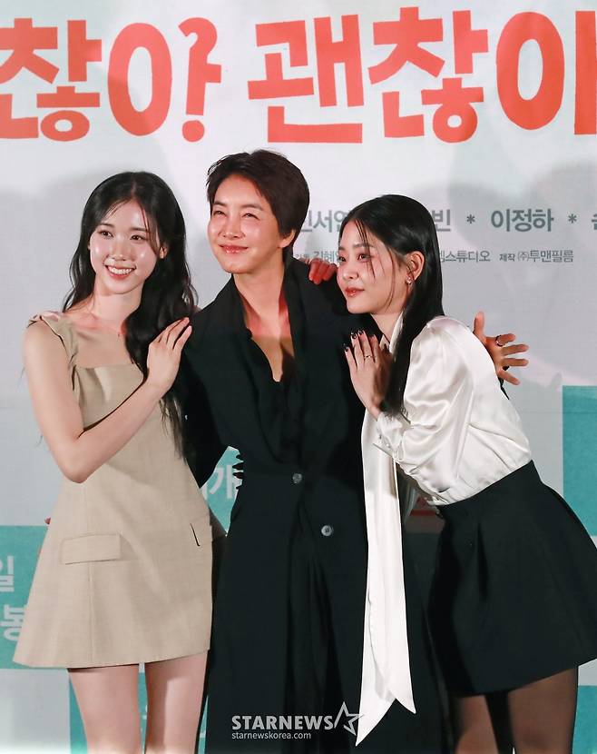 배우 이레, 진서연, 정수빈이 18일 오후 서울 CGV용산아이파크몰에서 진행된 영화 '괜찮아, 괜찮아, 괜찮아'(감독 김혜영) 언론배급시사회 및 기자간담회에 참석해 포즈를 취하고 있다.  혼자서는 서툴지만 함께라서 괜찮은 이들이 서로의 행복을 찾아가는 이야기 '괜찮아, 괜찮아, 괜찮아'는 오는 26일 개봉한다. /2025.02.18 /사진=이동훈 photoguy@