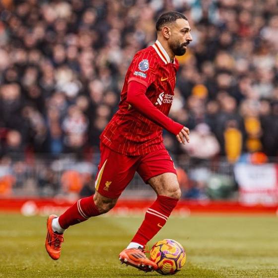 16일(한국시간) 영국 리버풀의 안필드에서 열린 2024~2025시즌 잉글랜드 프리미어리그(EPL) 25라운드 울버햄튼 원더러스전에서 드리블을 시도하는 모하메드 살라. /사진=리버풀 공식 사회관계망서비스(SNS)