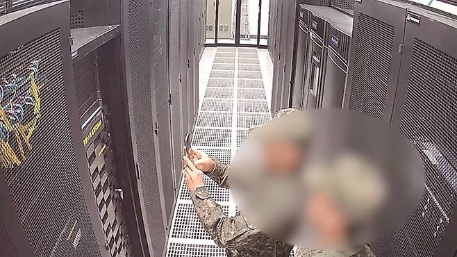 우리나라 선거에 사용하는 투표지 분류기와 계수기에는 인터넷이 연결돼 있지 않다. [사진｜뉴시스]&nbsp;