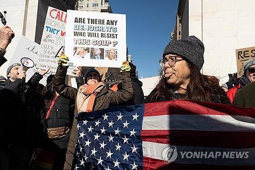 미 '대통령의 날'인 17일 뉴욕서 벌어진 반(反)트럼프 시위 [뉴욕 UPI=연합뉴스 재판매 및 DB금지]