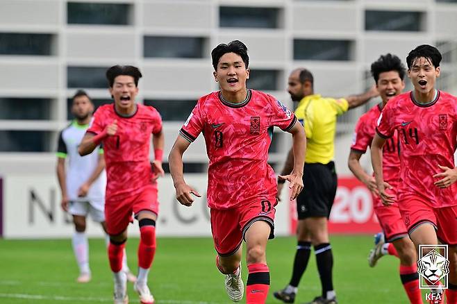 U-20 아시안컵 시리아와의 첫 경기, 선취골 주인공 성신 (서울=연합뉴스) 13년 만의 아시아축구연맹(AFC) 20세 이하(U-20) 아시안컵 우승에 도전하는 한국 대표팀의 성신이 14일 중국 선전 룽화 문화체육센터 스타디움에서 열린 2025 AFC U-20 아시안컵 조별리그 D조 1차전 시리아와의 경기에서 선취골을 넣고 기뻐하고 있다. 
    이날 대표은 1골 1도움을 기록한 성신의 활약으로 시리아에게 2-1 승리를 거두었다. 2025.2.14 [대한축구협회 제공. 재판매 및 DB 금지] photo@yna.co.kr