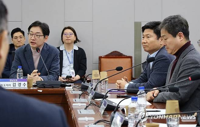 발언하는 김경수 전 경남지사 (서울=연합뉴스) 더불어민주당의 잠재적 차기 대선주자로 거론되는 김경수 전 경남지사가 18일 서울 여의도 국회 의원회관에서 열린 '행정수도 세종 이전의 추진방안과 과제 토론회'에서 발언하고 있다. 2025.2.18 [강준현 의원실 제공. 재판매 및 DB 금지] utzza@yna.co.kr