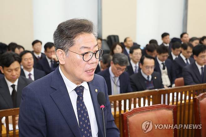 인사말하는 김용빈 중앙선거관리위원회 사무총장 (서울=연합뉴스) 박동주 기자 = 18일 서울 여의도 국회에서 열린 행정안전위원회 전체회의에서 김용빈 중앙선거관리위원회 사무총장이 인사말을 하고 있다. 2025.2.18 pdj6635@yna.co.kr