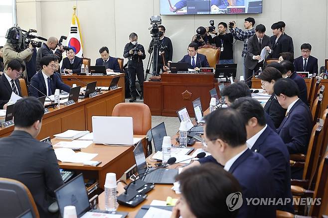 행정안전위원회 전체회의 (서울=연합뉴스) 박동주 기자 = 18일 서울 여의도 국회에서 열린 행정안전위원회 전체회의에서 신정훈 위원장이 의사봉을 두드리고 있다. 2025.2.18 pdj6635@yna.co.kr