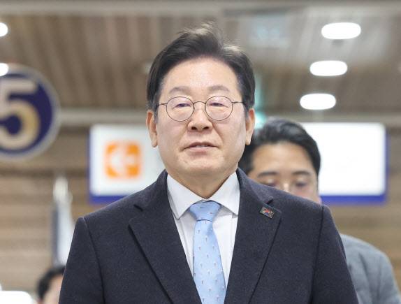 더불어민주당 이재명 대표가 19일 서울고법에서 열린 공직선거법 위반 사건 2심 4회 공판에 출석하고 있다. (사진=연합뉴스)