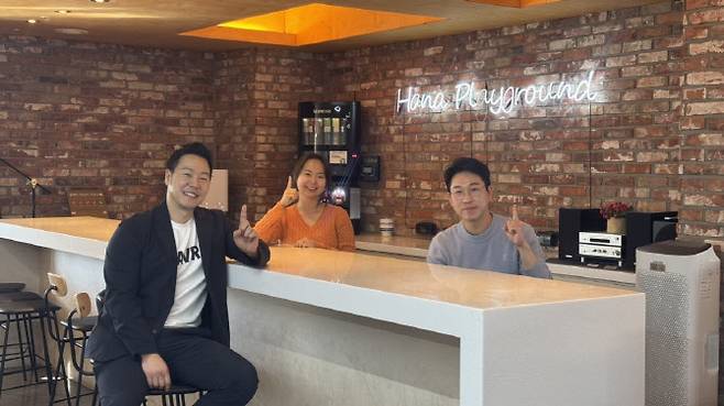 하나카드 트래블로그부 강기훈(왼쪽부터) 차장, 김지윤 대리, 김충영 차장이 19일 서울 중구 하나카드 본사에서 이데일리와 인터뷰 후 기념 촬영을 하고 있다.