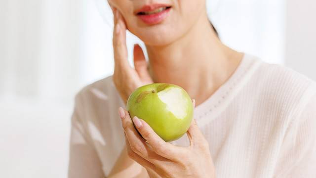 식사를 할 때마다 귀밑이나 턱 부위가 아프다면 타석증일 수 있다 | 출처: 클립아트코리아