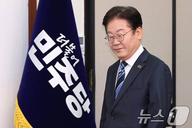 이재명 더불어민주당 대표가 17일 오전 서울 여의도 국회에서 열린 최고위원회의에 참석하고 있다. 2025.2.17/뉴스1 ⓒ News1 이광호 기자