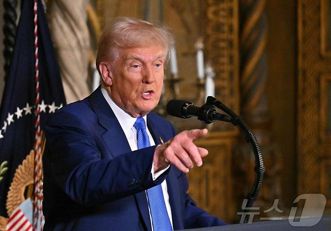 도널드 트럼프 미국 대통령이 18일 (현지시간) 플로리다주 팜비치에 있는 마러라고 자택에서 행정명령 서명식을 마친 뒤 가진 기자회견 중 취재진의 질문을 받고 있다. 2025.02.19 ⓒ AFP=뉴스1 ⓒ News1 우동명 기자