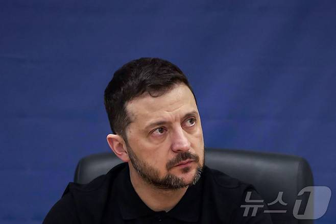 볼로디미르 젤렌스키 우크라이나 대통령이 13일(현지시간) 네티신에 있는 크멜니츠키 원전을 방문하며 취재진을 만나 “도널드 트럼프 미국 대통령이 블라디미르 푸틴 러시아 대통령에게 먼저 전화한 것이 유쾌하지는 않다”고 밝히고 있다. 2025.02.14 ⓒ AFP=뉴스1 ⓒ News1 우동명 기자