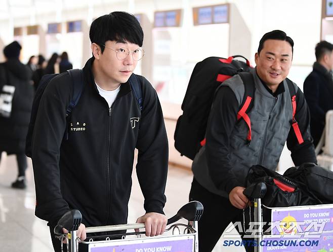 KIA 타이거즈 선수단이 22일 오전 인천국제공항을 통해 스프링캠프가 차려진 미국 캘리포니아 어바인으로 출국했다. 양현종과 김태군이 짐을 나르고 있다. 인천공항=정재근 기자 cjg@sportschosun.com/2025.1.22/