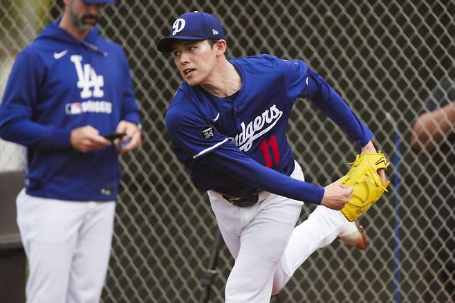 Los Angeles Dodgers pitcher Roki Sasaki (11) throws in the bullpen during spring training baseball practice, Monday, Feb. 17, 2025, in Phoenix. (AP Photo/Ashley Landis)







<저작권자(c) 연합뉴스, 무단 전재-재배포, AI 학습 및 활용 금지>