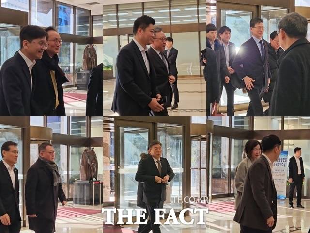 이복현 금융감독원장과의 간담회를 위해 은행장들이 19일 오전 서울 중구 은행연합회로 들어오고 있다. (왼쪽부터 차례대로) 이환주 국민은행장, 정상혁 신한은행장, 강태영 농협은행장, 정진완 우리은행장, 황병우 iM뱅크 은행장, 이은미 토스뱅크 대표. /이선영 기자