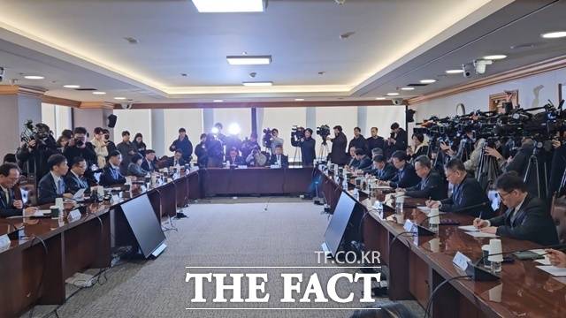 이복현 금감원장이 19일 오전 서울 중구 은행연합회에서 20개 국내 은행장들과 간담회를 가졌다. /이선영 기자