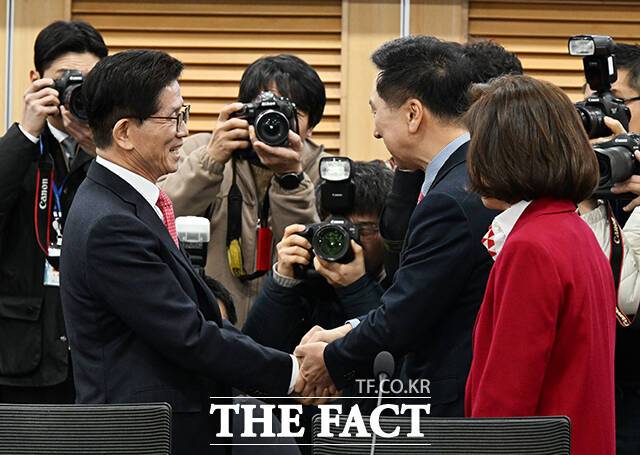김문수 고용노동부 장관(왼쪽)과 인사하는 김기현 국민의힘 의원(가운데).