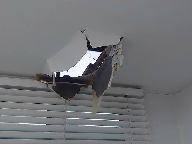 16일 새벽 서울 용산구의 한 아파트 3층 가정집 거실 천장이 내려앉는 사고가 발생했다. 가로 60cm·세로 30cm 크기, 무게 20kg의 콘크리트 덩어리가 거실 바닥으로 떨어졌다. /양인성 기자