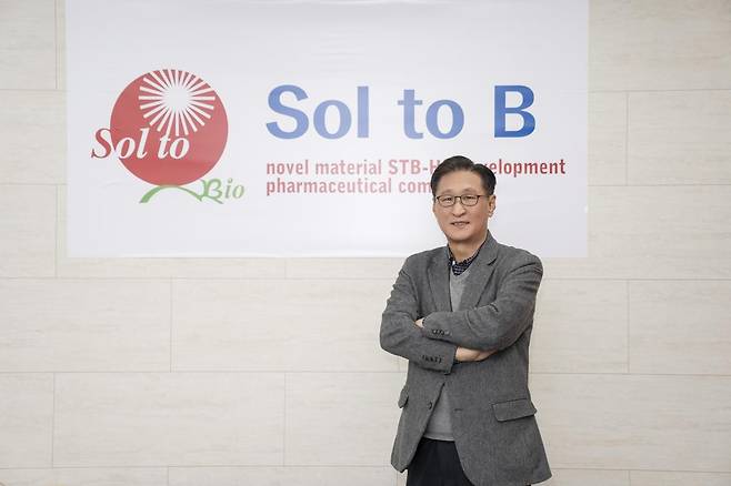 정연권 쏠투비제약 대표. 정 대표는 항암치료제의 독성과 부작용 문제를 해결하기 위해 30여 년 동안 연구를 진행했으며 그 결과 국내에서 생산되는 광물인 ‘운모’를 찾아냈다고 주장했다. 쏠투비제약 제공