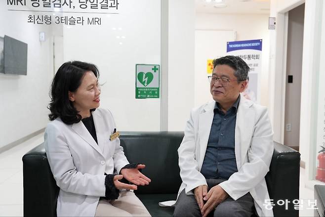 이태규뇌리신경과의원의 이태규 원장(오른쪽)과 최선아 원장이 최근 국내에 출시된 치매 치료제 ‘레켐비’의 효능 효과 및 부작용에 대해 이야기를 나누고 있다. 이진한 의학전문기자·의사 likeday1@donga.com